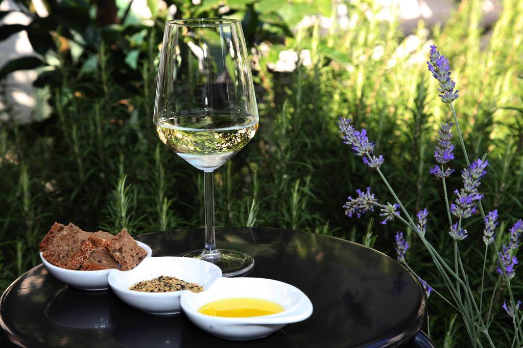 דוברובו Boutique Hotel Dvor מראה חיצוני תמונה