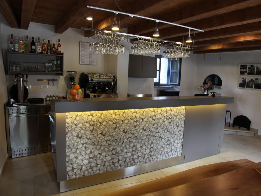 דוברובו Boutique Hotel Dvor מראה חיצוני תמונה